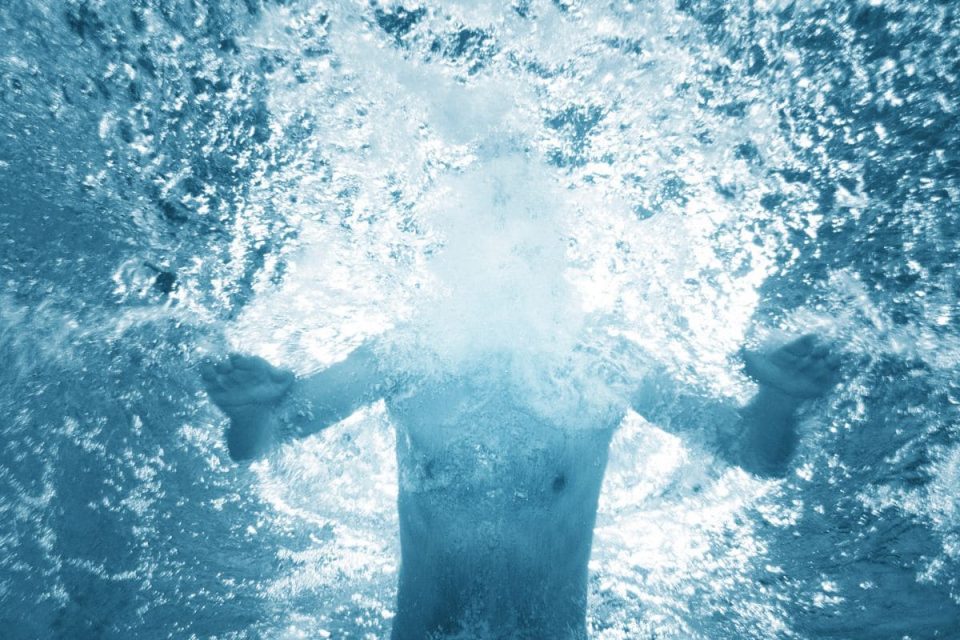 Traumdeutung Jemanden Ins Wasser Fallen Sehen Traumdeutung Wasser: Das Geheimnis Des Wassers In Träumen! - Sinnopedia